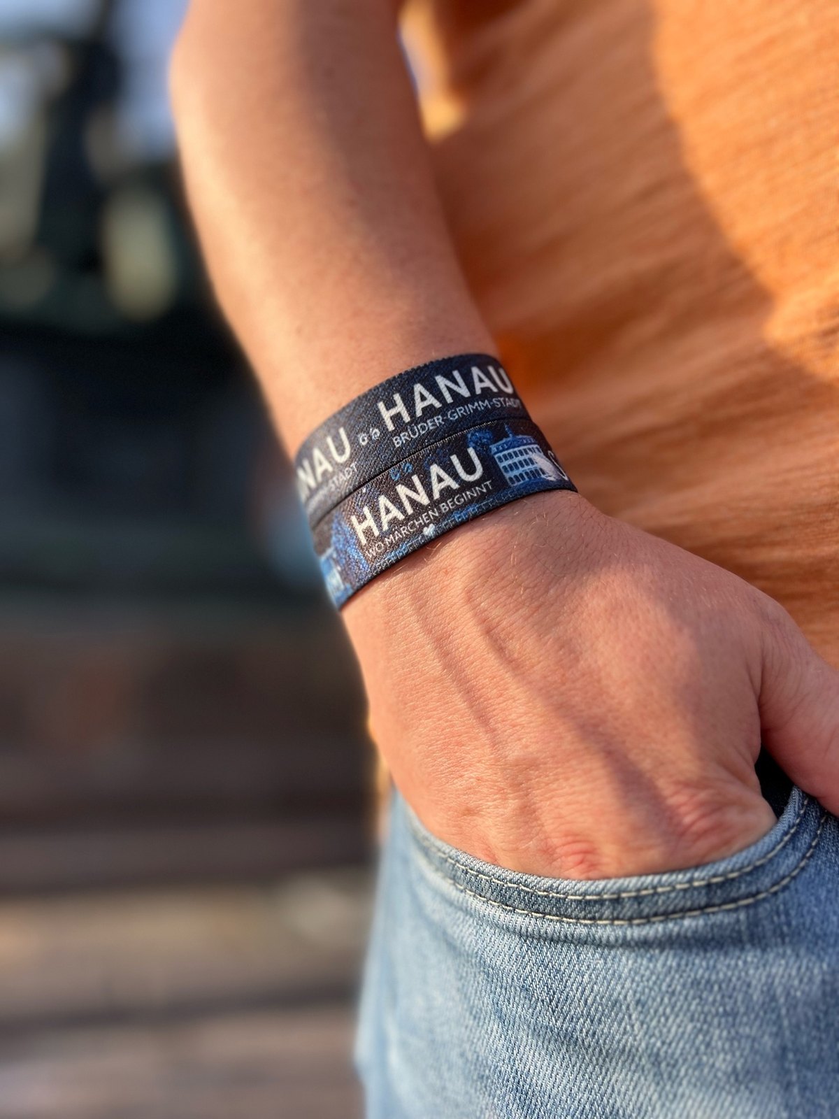 Hanau Armband am Handgelenk bei Tageslicht