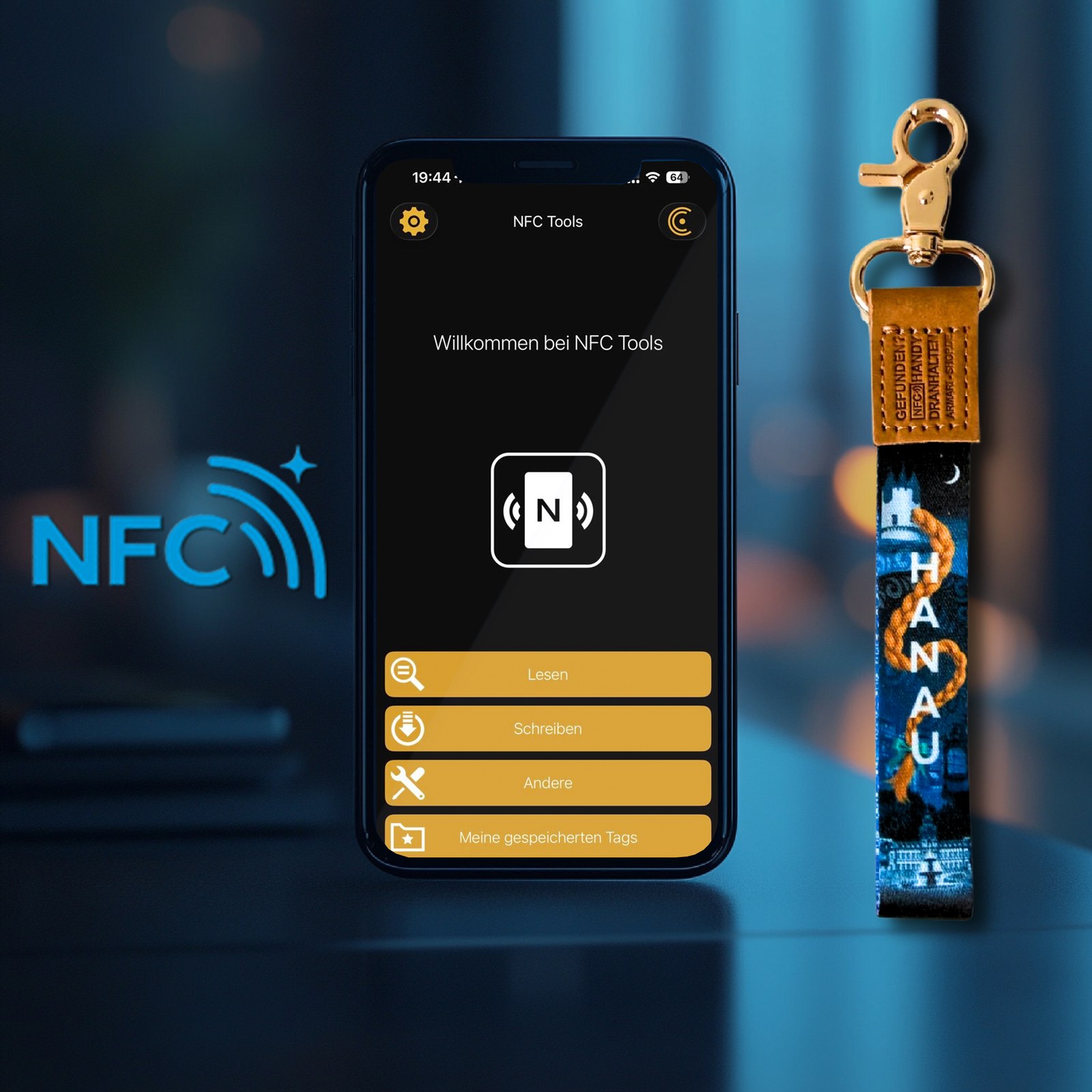iPhone mit geöffneter NFC-Tools-App neben einem Hanau NFC-Schlüsselanhänger