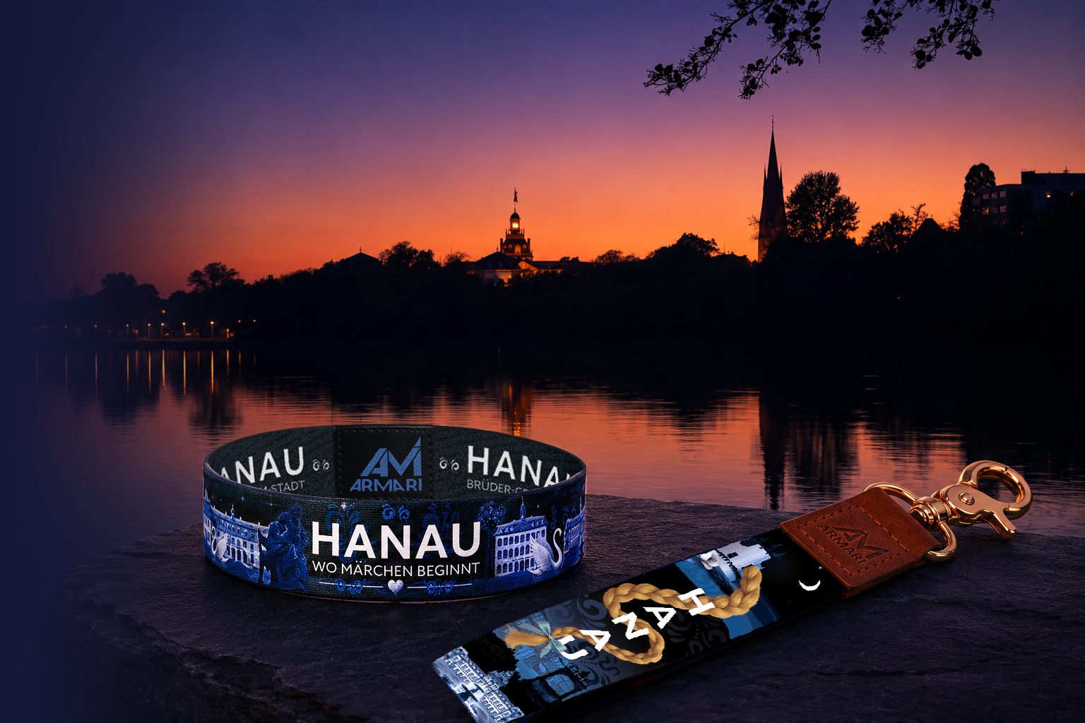 ARMARI Hanau Armband und Schluesselanhaenger am Mainufer bei Sonnenuntergang